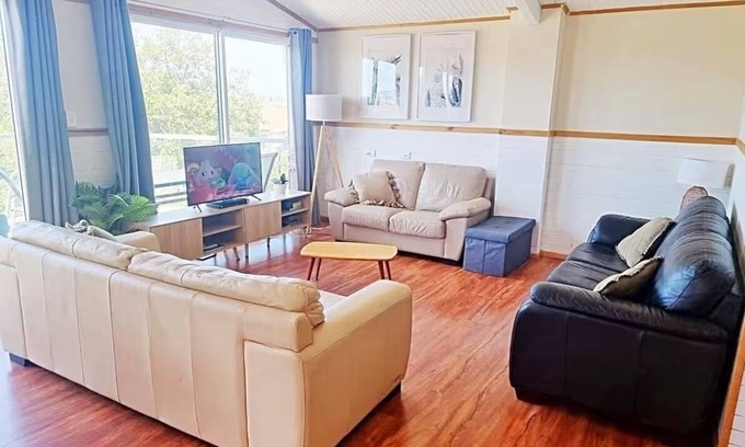 Swansea House | 6 Bedroom House Swansea (au)