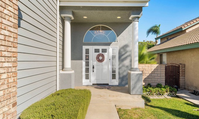 Ontario House | 6 bedroom Large house. Near Airport,Outlets Mall, Party,Wedding, Pets Friendly