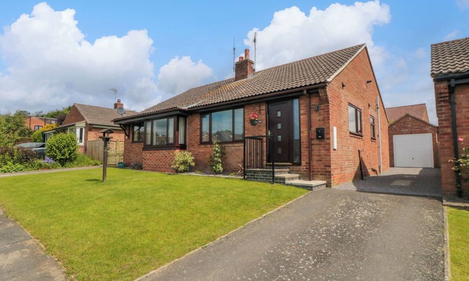 Ampleforth Cottage | 6 FAIRFAX CLOSE, family friendly, with a garden in Ampleforth