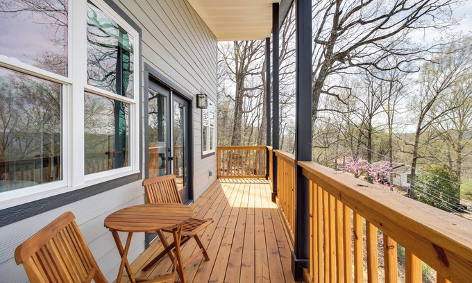 Rossville Cottage | 6 Mi to Chattanooga: Home w/Balcony & Dtwn Views!