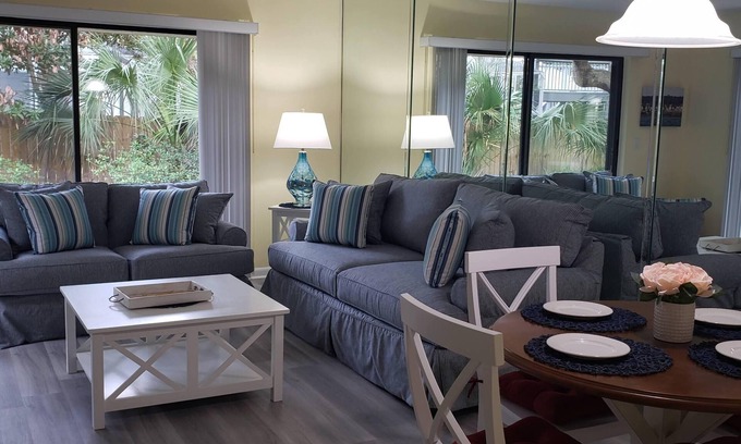 St. Augustine Beach Villa | 6 MIN. WALK TO THE BEACH! POOL & TENNIS CLEAN,2BR,2BA VILLA, 5-STAR REVIEWS!