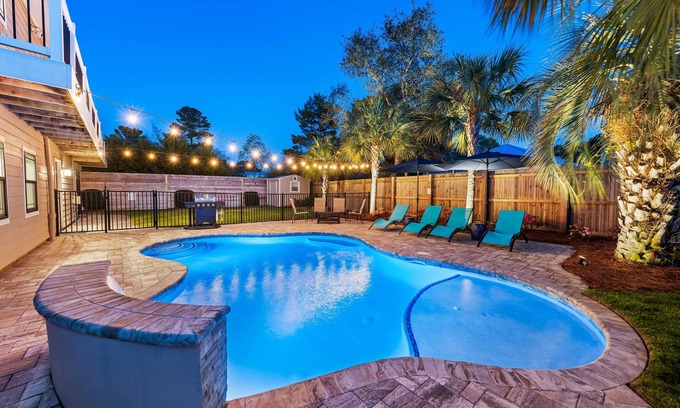 Gulfview Heights House | ☀️ 6 Seat Golf Cart Included (4/1 to 10/14/25)☀️ Private Pool, Beach Equip, Custom Bunks