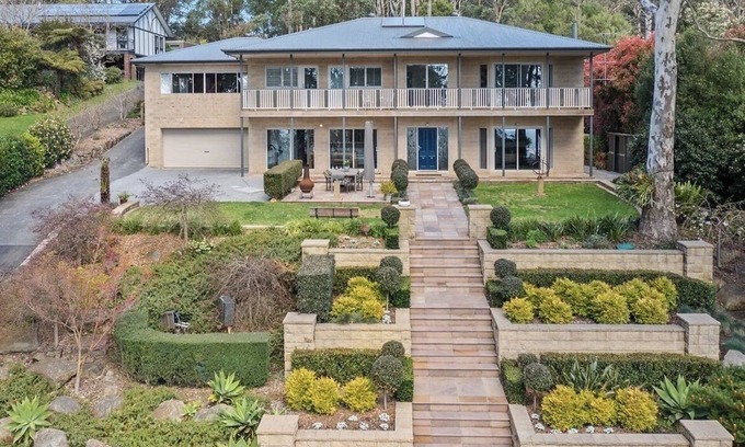 Ferny Creek House | 6 Star eco home with spectacular view.