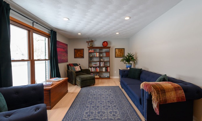 Carmel House | .6 Walk to Carmel Midtown. Quiet and secure neighborhood. Plus massage chair!
