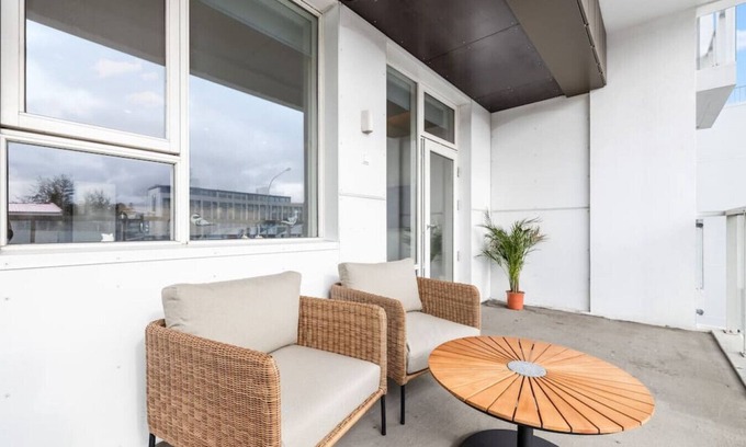 Haaleiti Apartment | 65" TV, Netflix, Free Parking, King Bed, Brand New