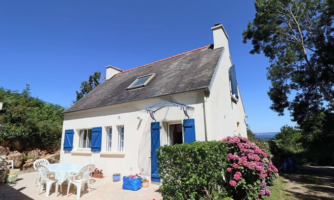 Beuzec-Cap-Sizun House | 685-Ty Kastel Coz 50m from the sea