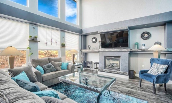 Northeast Colorado Springs House | 6BD Quiet Northside Mountain Views & Parks