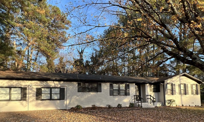 Madison House | 6Bdrm Retreat near Downtown Madison. Sleeps 12