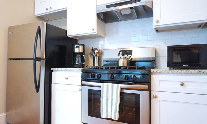 Off Broadway House | ★ 6BR/6BA | Perfect for Groups | Walk to it ALL! ★