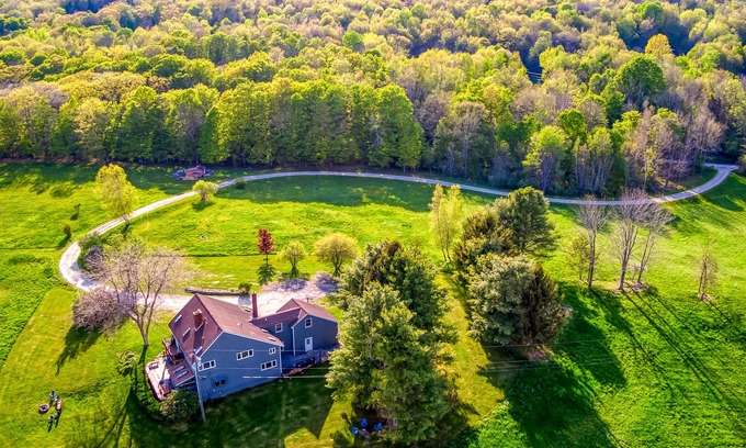 Lanesborough House | 6BR Berkshire Bliss - 38 Acres of nature - minutes from Jiminy Peak Ski Resort