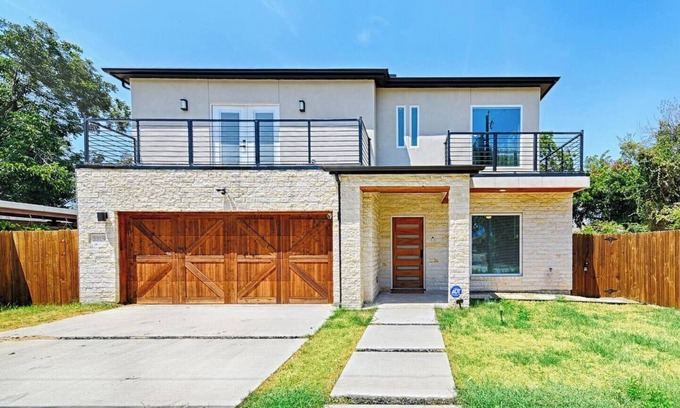 West Dallas House | 6BR Trinity Groves Urban Escape | Huge Backyard