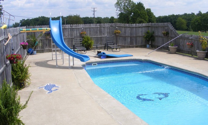 Hico House | 7/27-8/2 SPECIAL BASE RATE 398.00 PER NIGHT- INGROUND POOL-FIREPIT-BASKETBALL!