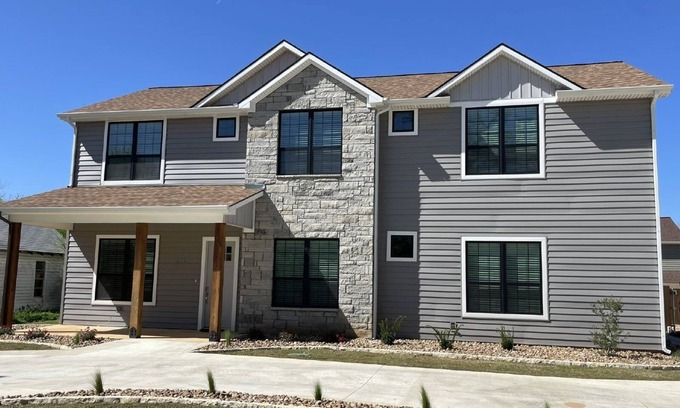 Stephenville House | 7 Bedroom 7.5 Bathroom House 1 Mile from Tarleton State University