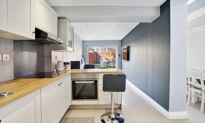 Higham Hill House | 7 Bedroom house, garden, 3 Bathrooms, 10 minute walk Tube station