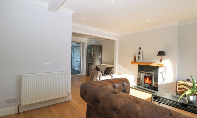 Arundel Cottage | 7 DALTONS PLACE, pet friendly, with open fire in Arundel