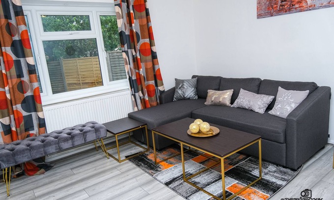 Walsall House | 7 Guests - 3 Bedrooms - Parking - Pet Friendly