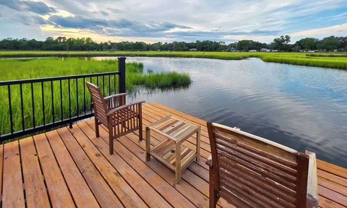Riverview House | 7 Mi to Dtwn Jacksonville: Riverfront Home w/Deck