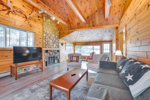 Petoskey House | 7 Mi to Nubs Nob Lakefront Abode with Fire Pit!