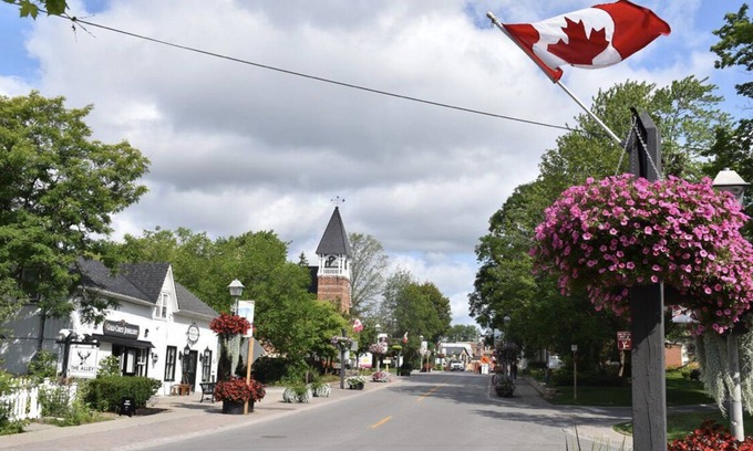 Markham House | 7 Minute Stroll to Beautiful Main Street Unionville