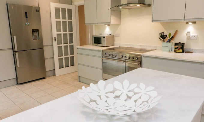 Thurlestone House | 7 OLD RECTORY GARDENS, pet friendly, with a garden in Thurlestone