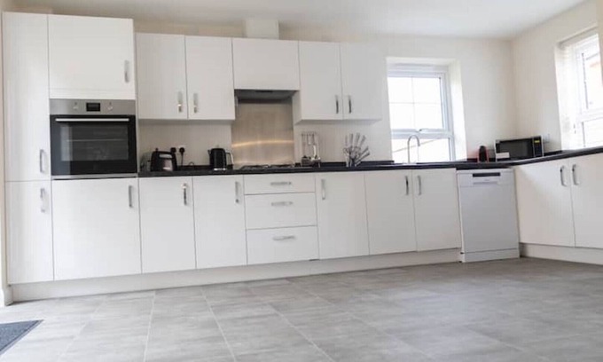 Milton Keynes House | 7 Swiftsure - 4 Bedroom Luxury and Spacious Home