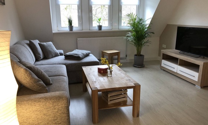 Innenstadt-Ost Apartment | 70 sqm attic apartment close to the city, 5 persons