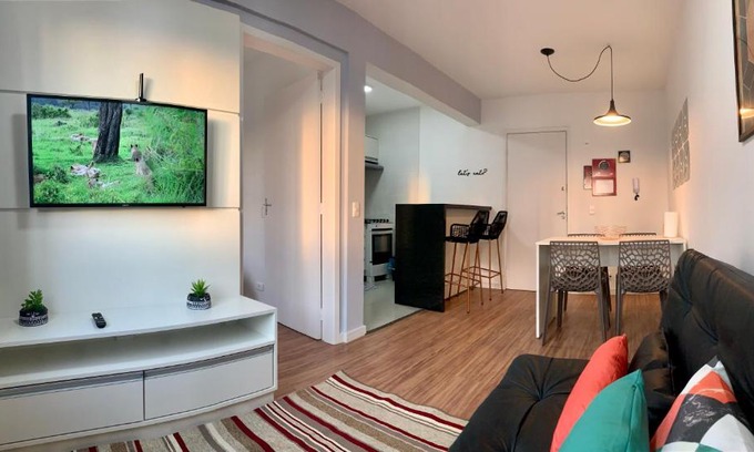 Bigorrilho Apartment | 707- Apartamento Encantador, amplo e decorado, quarto, sala, cozinha, mobiliario moderno, cozinha completa com utensílios , Excelente vista da cidade e localização privelegiada no bairro Bigorrilho