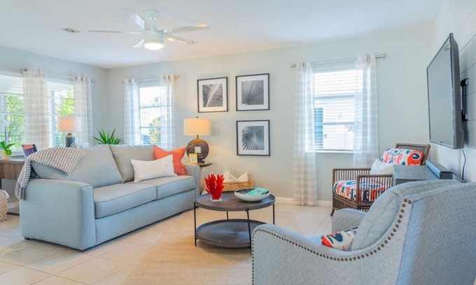 North Naples House | 718 Coral Cottage | Walk to Beach-Shopping-Dining