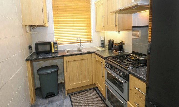 Oldham Cottage | 72 CROMPTON STREET, family friendly in Oldham, Greater Manchester