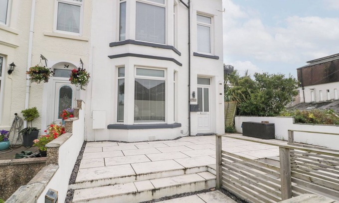 Porthcawl Apartment | 76A MACKWORTH ROAD, pet friendly, with a garden in Porthcawl
