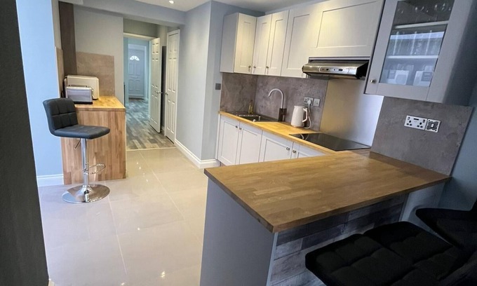 Higham Hill House | 7bedroom House, 3bathroom, Kitchen, 2living Room, Dining Room Smoke Room, Garden