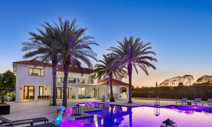 Sunset House | 7BR Villa sleeps 16/Pool, Jacuzzi, Pickleball