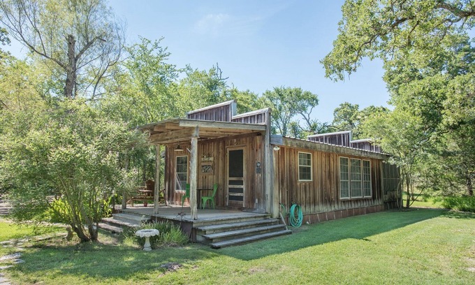 Wellborn Cabin | 7F Lodge - Hill Country Lodge - Country Living w/Jacuzzi Tub and Fire Pit and Breakfast