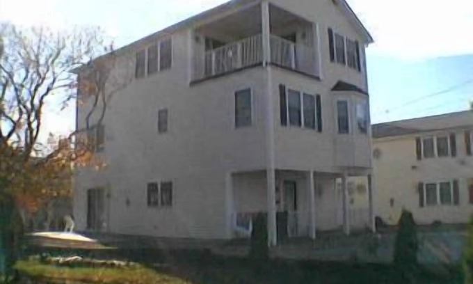 Narragansett House | 7th house from beach, A/C,5 BR's 3 1/2 baths, short walk to beach