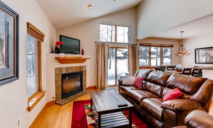 The Highlands House | 7th Nt FREE! Cosy Home w/Fireplace. Pvt Deck/Hot Tub/BBQ. Garage. Free Shuttle