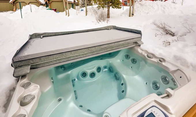 The Highlands House | 7th Nt FREE! | Private Deck/Hot Tub/BBQ | Garage | Fireplace | Jetted Tub | Quiet, 2Min to Breck