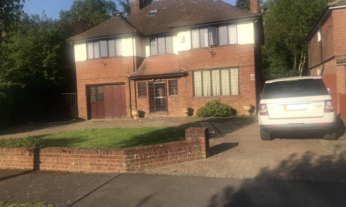 Luton House | 8 Bedroom mansion.Private Gated FreeSauna hottub sleep 15-23 . Free Park 12 cars