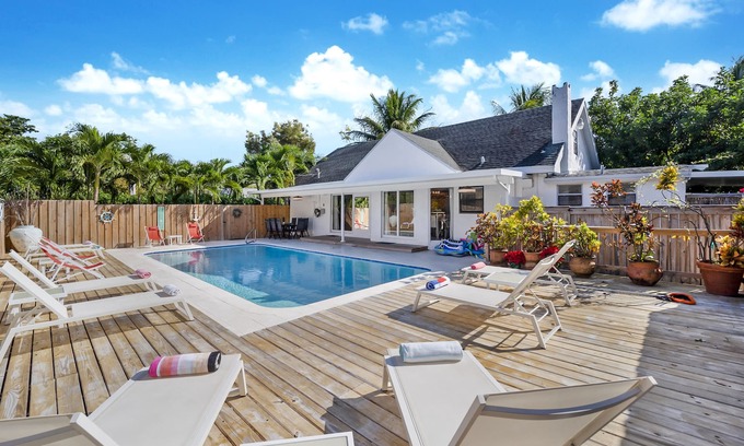 Hallandale Beach House | 8 Bedroom-resort UP TO 22 GUESTS 5 minute-drive to the OCEAN