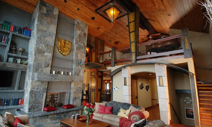 Truckee House | 8 Bedrooms, Sleeps 18, 12 bath, Movie theater, Spa, Hot tub, ELEVATOR
