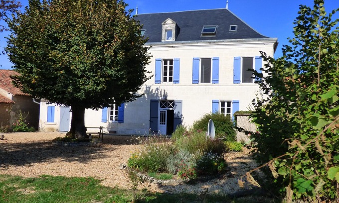 Laprade House | 8 ensuite bedroom Manor house in 7 acres with river access, 2km from Aubeterre