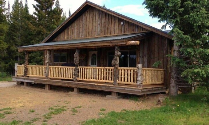 Lazy Acres Cabin | 8 miles to Yellowstone! Fireplace, Gas Grill, 40 ft Deck, Beautiful location!