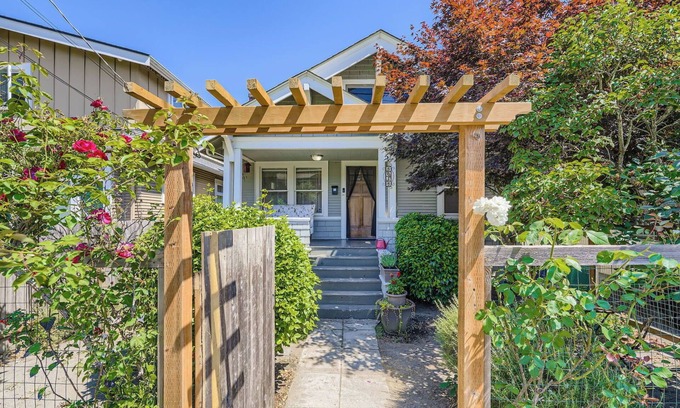 University District House | <8 min to UW, Comfort & Quiet University Retreat