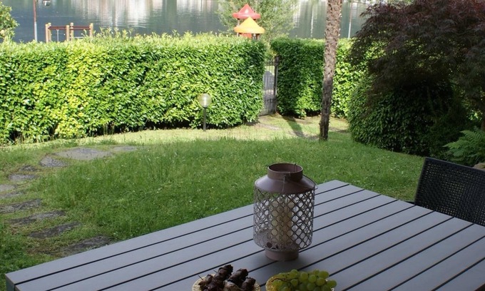 Brusimpiano Apartment | 80 m2 3-room house directly on Lake Lugano for a maximum of 4 people
