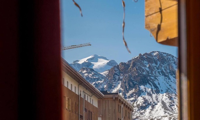 Les Almes Apartment | 80m from ski slopes, 2nd floor, fitness, balcony, fireplace or stove, tv, ski locker, 90m², Tignes