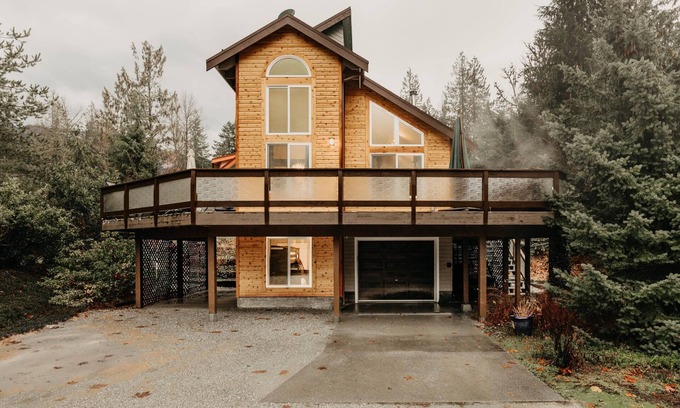 Glacier Cabin | 80MBR - Hot Tub - WIFI - BBQ - Wood Stove - Sleeps 7