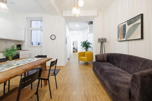 Hundsturm Apartment | 86 sqm with private courtyard - 3 Bedrooms
