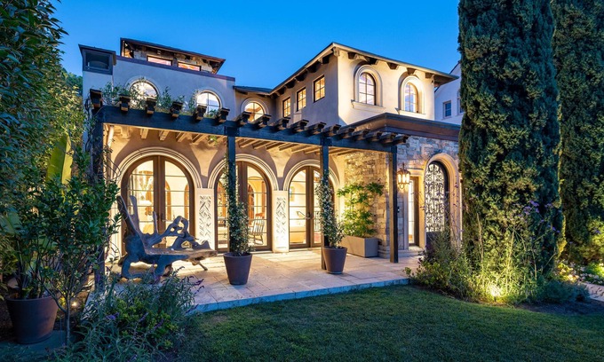 North of Montana House | 8Br Lux w/Pool mins to Beach, Boutiques, resto's. Discnts for longer stays