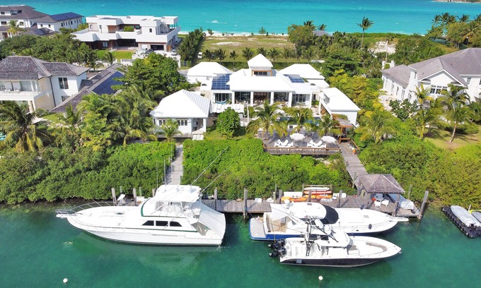 Nassau House | 8BR Waterfront Home Veranera Old Fort Bay, Nassau