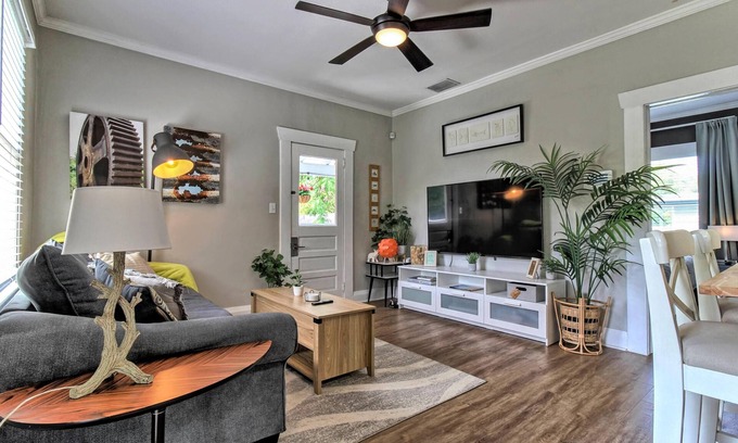 Seminole Heights House | 9 Mins to Downtown Tampa, Full Kitchen, King Bed, Balcony, Smart TV's