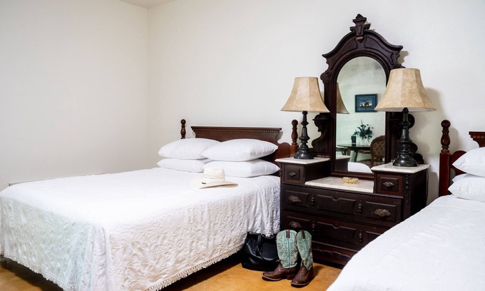 Brenham Cabin | 9 Suites on 73 Acres - Horse Oasis - 12bd Inn - Brenham - 10min to Round Top